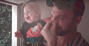 Le petit enfant a réagi de façon adorable lorsque son père lui a fait découvrir la pluie pour la première fois