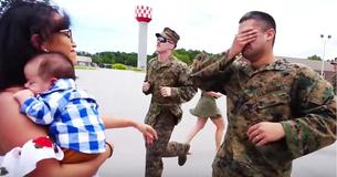 Un soldat de la Marine voit son nouveau-né pour la première fois et se met à pleurer avant qu'il ne le rejoigne.