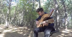 Une version de "Sound of Silence" interprétée par un homme avec une guitare à 18 cordes fait sensation