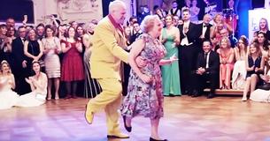 Ouder stel laat hun oldschool moves zien in onvergetelijk optreden