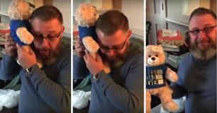 Ce père pleure quand il réalise que le son venant d'un ours en peluche est le battement de cœur de son fils décédé
