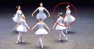 Ces ballerines interprètent une valse comique pleine de fautes intentionnelles