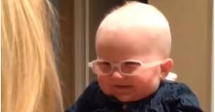 Un bébé reçoit sa toute première paire de lunettes et voit clairement sa mère