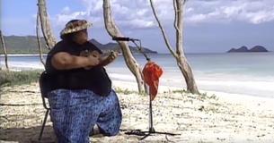 Kamakawiwo'ole a écrit et chanté le medley classique "Somewhere Over The Rainbow" 
