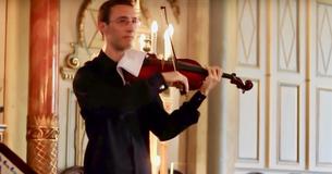 Mobiele telefoon gaat af tijdens optreden van violist en zijn reactie doet iedereen in het publiek lachen.