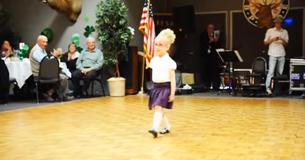 4-jarig Iers danseresje springt op de dansvloer en krijgt het publiek gek met haar traditionele moves