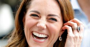 Kate Middleton draagt drie ringen, inclusief de saffieren verlovingsring van prinses Diana