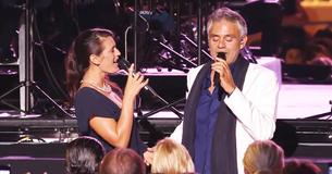 Klassieke zanger Andrea Bocelli en echtgenote Veronica zingen duet in kleine, Italiaanse havenstad 