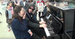 Un homme interrompt les filles qui jouent du piano classique et surprend la foule