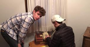Un père met au défis ses deux adolescents d'utiliser un vieux cadran téléphonique et le résultat est aussi drôle qu'on ne peut l'imaginer