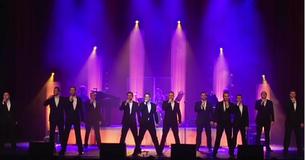 12 hommes montent sur scène pour interpréter "You raise me up"