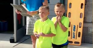 Un bambin se bat pour nager dans une piscine mais des jumeaux de 6 ans collaborent ensemble pour le sauver