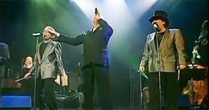 Le groupe "The Tokens" présente l'un de ses derniers spectacles "The Lion Sleeps Tonight" devant un public enthousiaste