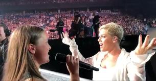 Pink geeft 12-jarige de microfoon en publiek is onder de indruk van haar stem