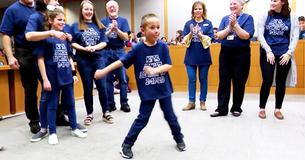 Un garçon du Texas qui a passé 1 553 jours entre les familles d'accueil est heureux de son adoption officielle