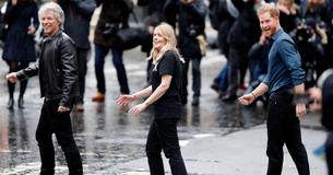 Le Prince Harry et Jon Bon Jovi reconstituent la photo emblématique de la couverture de l’album "Abbey Road"des Beatles