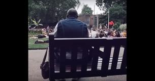 Un homme sur le banc commence à chanter une chanson de Bon Jovi en solo quand tout le parc s'y joint