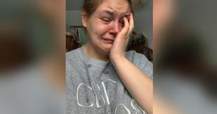 Mujer habla con honestidad sobre los retos de una madre que se queda en casa en una publicación y dice: "Es solitario. Es difícil"