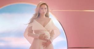 Katy Perry post muziekvideo met de aankondiging dat ze samen met haar verloofde Orlando Bloom hun eerste kind verwachten