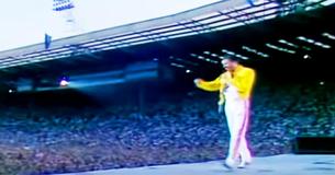 Voel de energie die losbarst als Freddy Mercury 'Under Pressure' speelt voor 72000 mensen