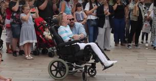 Un homme organise sa demande sur une Flashmob de Bruno Mars pour son anniversaire de mariage avec sa femme atteinte de sclérose en plaques