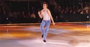 Un pattinatore sul ghiaccio che assomiglia a Kevin Bacon si esibisce sulle note di "Footloose" sulla pista di pattinaggio