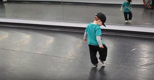 Un bambino di due anni conquista tutti con i suoi passi di hip-hop