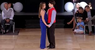 Les pas de danse de deux adolescents impressionnent tellement les juges qu'ils gagne le premier prix d'un concours national