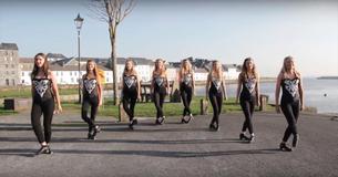 Huit danseuses irlandais se font remarquer dans la vidéo d'Ed Sheeran avec une chorégraphie de claquettes incroyable