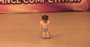 Une fille de 4 ans remporte la première place avec une danse sur la chanson "Heaven Is A Place On Earth"