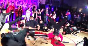 Une enseignante de 60 ans accompagne ses élèves lors d'un inoubliable spectacle de danse sur "Uptown Funk"