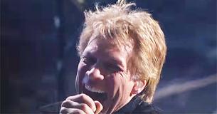 Bon Jovi enthousiasme le public avec l'interprétation en direct de "Livin' On A Prayer"