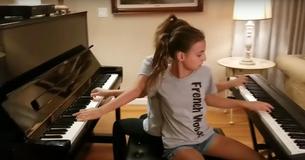 Elfjarige tweeling improviseert erop los met Boogie-Woogie pianospel