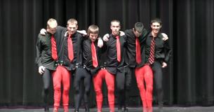 Des lycéens en collants rouges et noirs exécutent une danse d'illusion optique pour un concours