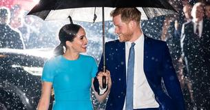 Meghan Markle en Prins Harry stralen onder paraplu zoals te zien op deze foto in Londen