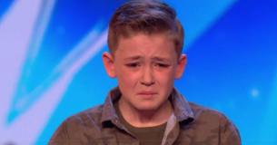 Autistische jongen voert een Michael Jackson-hit perfect uit en hij moet huilen door de reactie van de juryleden