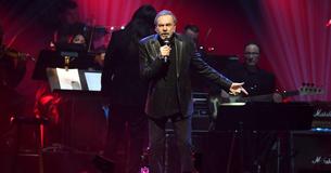 Neil Diamond Gives Surprise Performance Two Years After Retirement Due To Parkinson's Disease
