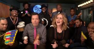Adele surprend tout le monde en chantant "Hello" avec Jimmy Fallon et The Roots avec des instruments de salle de classe