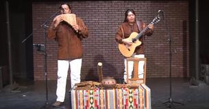 La chanson "Unchained Melody" jouée à la guitare et à la flûte de Pan par deux frères équatoriens