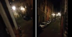 Des voisins italiens se penchent par la fenêtre et chantent ensemble une chanson locale pour apporter un peu de joie en cette période de quarantaine