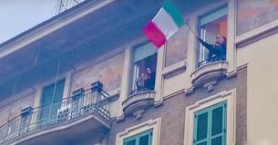 Italianen in quarantaine zingen het volkslied vanaf balkons en uit ramen