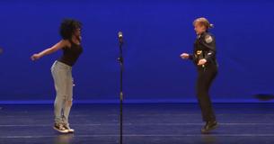 Gli agenti di polizia ballano con gli studenti di una scuola esibendosi in una performance epica