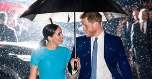Meghan Markle ler stort i ljusblå klänning