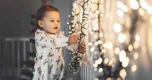 Le persone esibiscono le loro luci di Natale a marzo in uno spettacolo di speranza