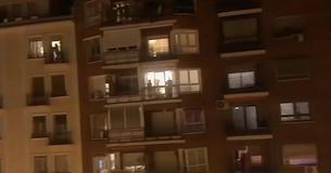 Les Espagnols remplissent les rues vides d'applaudissements pour le personnel de santé du pays depuis leurs balcons
