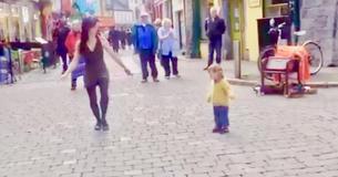 Une enfant de deux ans rejoint une danseuse irlandaise dans la rue de Galway après l'avoir vue danser