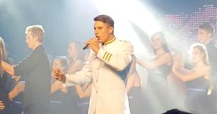 Teenager singt "Sound of Silence" mit Baritonstimme bei Schulaufführung