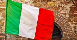 L'Italie honore ses médecins avec des applaudissements de midi