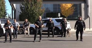 Un chien policier vole la vedette lors d'un défi de danse entre policiers