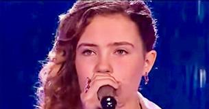 Une jeune fille chante l'une des chansons les plus dures et impressionne déjà les juges après seulement 2 notes
